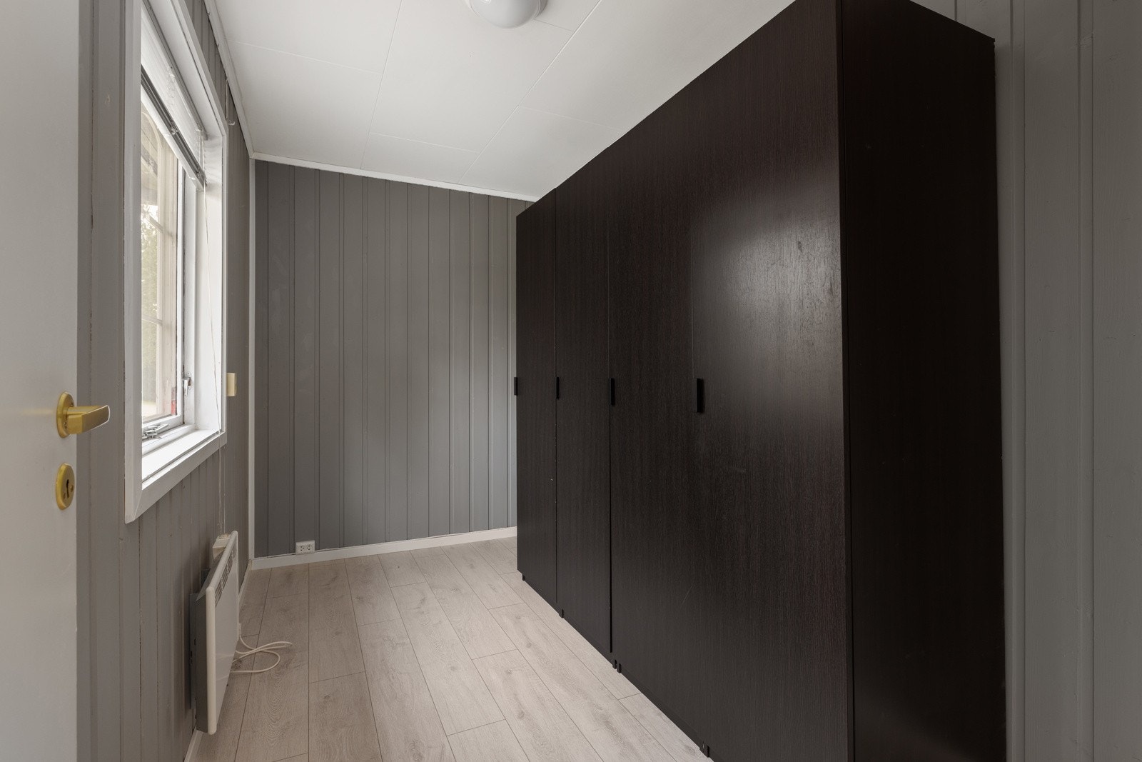 Walk-in closet - praktisk rom med plass til garderobeløsning eller hjemmekontor Galleribilde