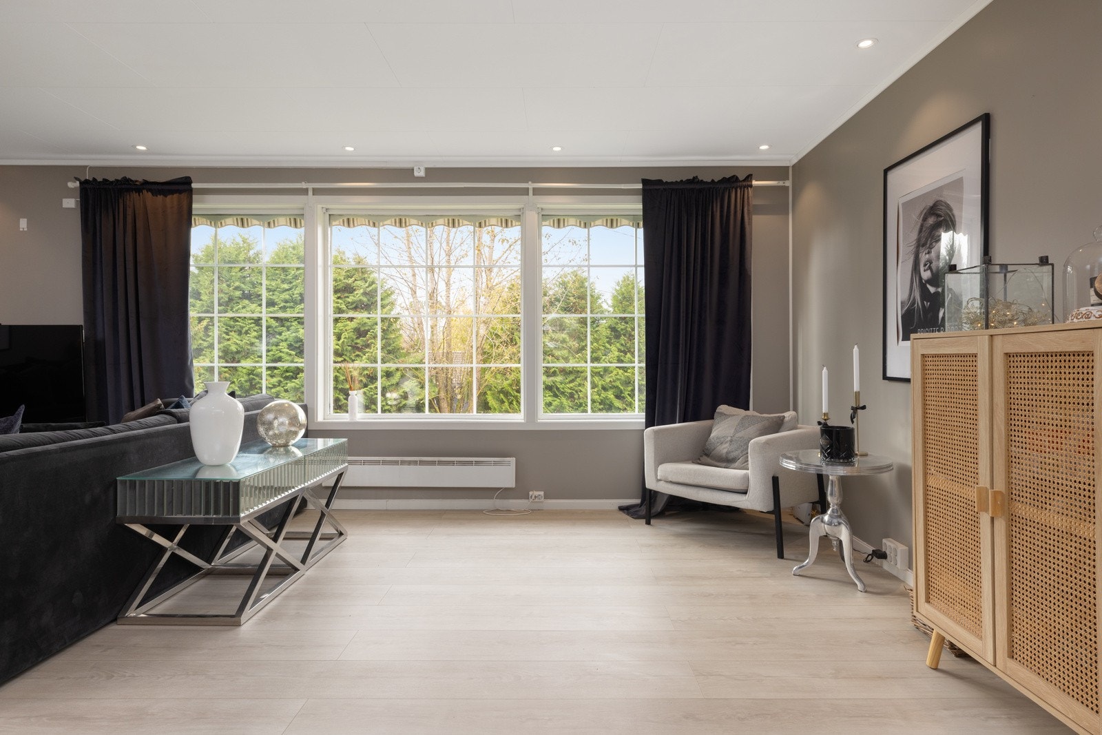 Store vindusflater som slipper inn rikelig med sollys, og mye plass. Galleribilde