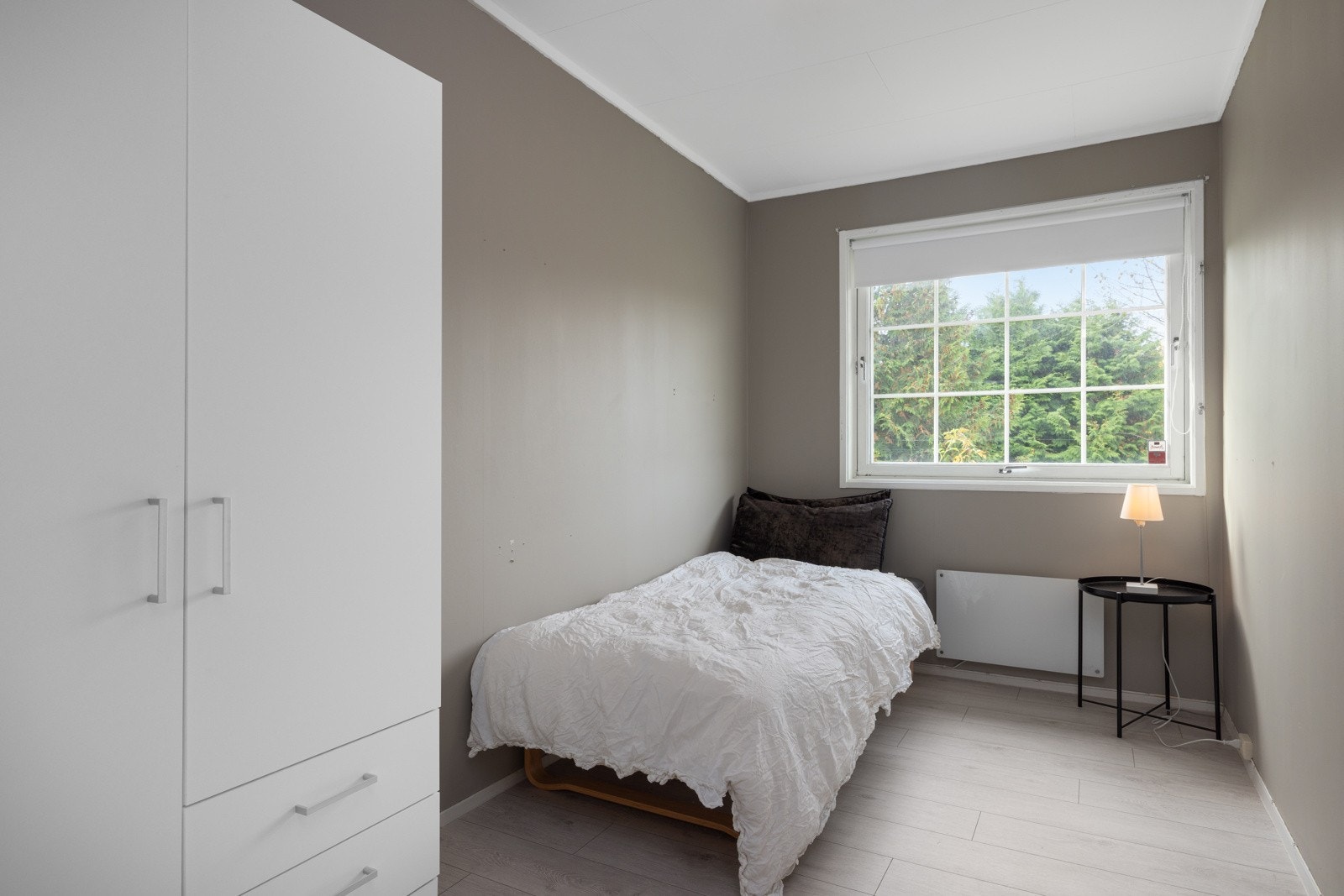 Lyst og trivelig soverom med store vindusflater og plass til både seng og garderobe. Galleribilde