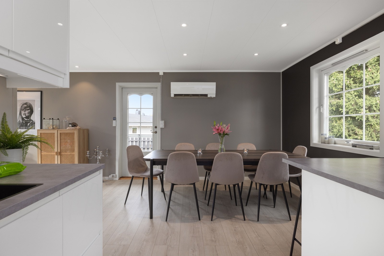 Naturlig flyt mot kjøkkenet - Et perfekt samlingspunkt for familie og venner. Galleribilde