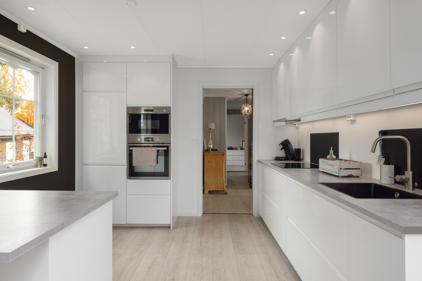 Et lyst og elegant kjøkken - her går funskjon og design hånd i hånd. Galleribilde