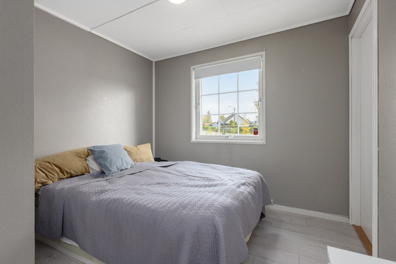 Lyst og pent soverom med behagelig fargetoner - et rolig rom som innbyr til hvile. Galleribilde