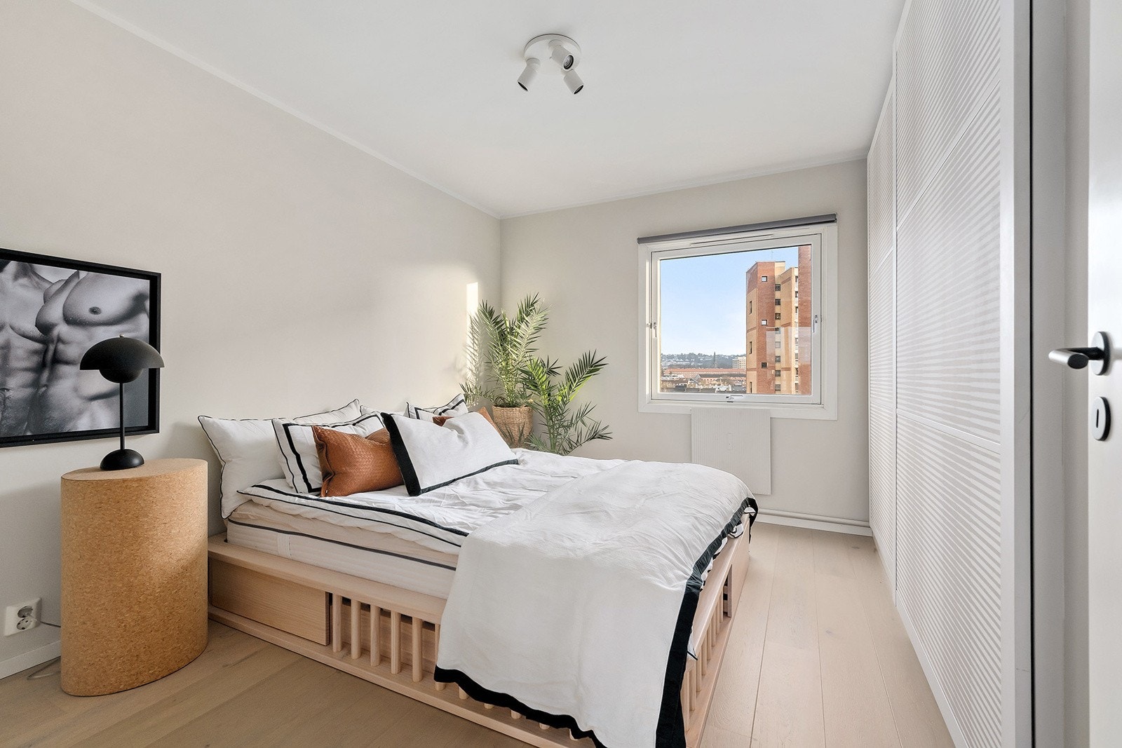 Soverom med romslig skyvedørsgarderobe og god plass til dobbeltseng mm Galleribilde