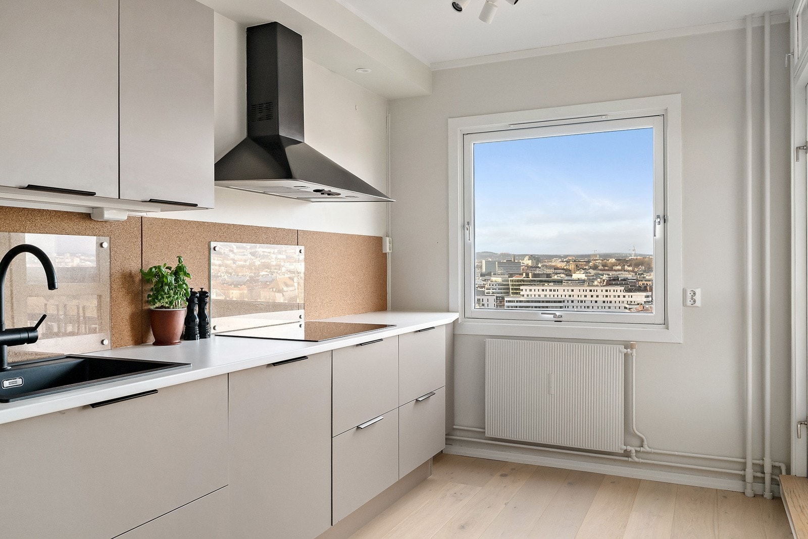 Moderne kjøkken med integrerte hvitevarer fra Miele som medfølger Galleribilde