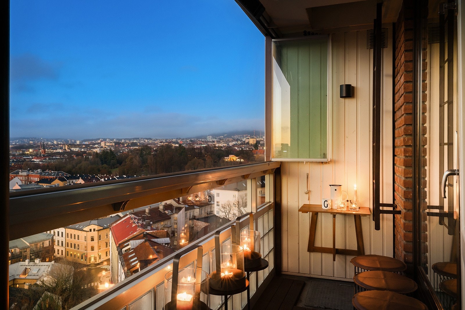 Balkongen har innglassing så man kan velge om man vil ha åpen eller lukket balkong Galleribilde