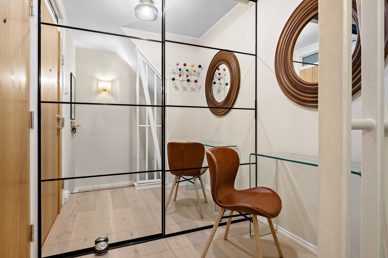 Entré med romslig skyvedørsgarderobe med god lagringsplass Galleribilde