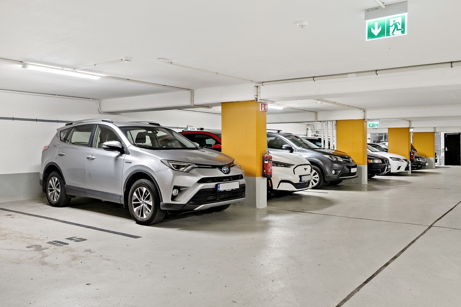 Beboerne kan leie garasjeplass med bod i oppvarmet og tørr garasje. Galleribilde