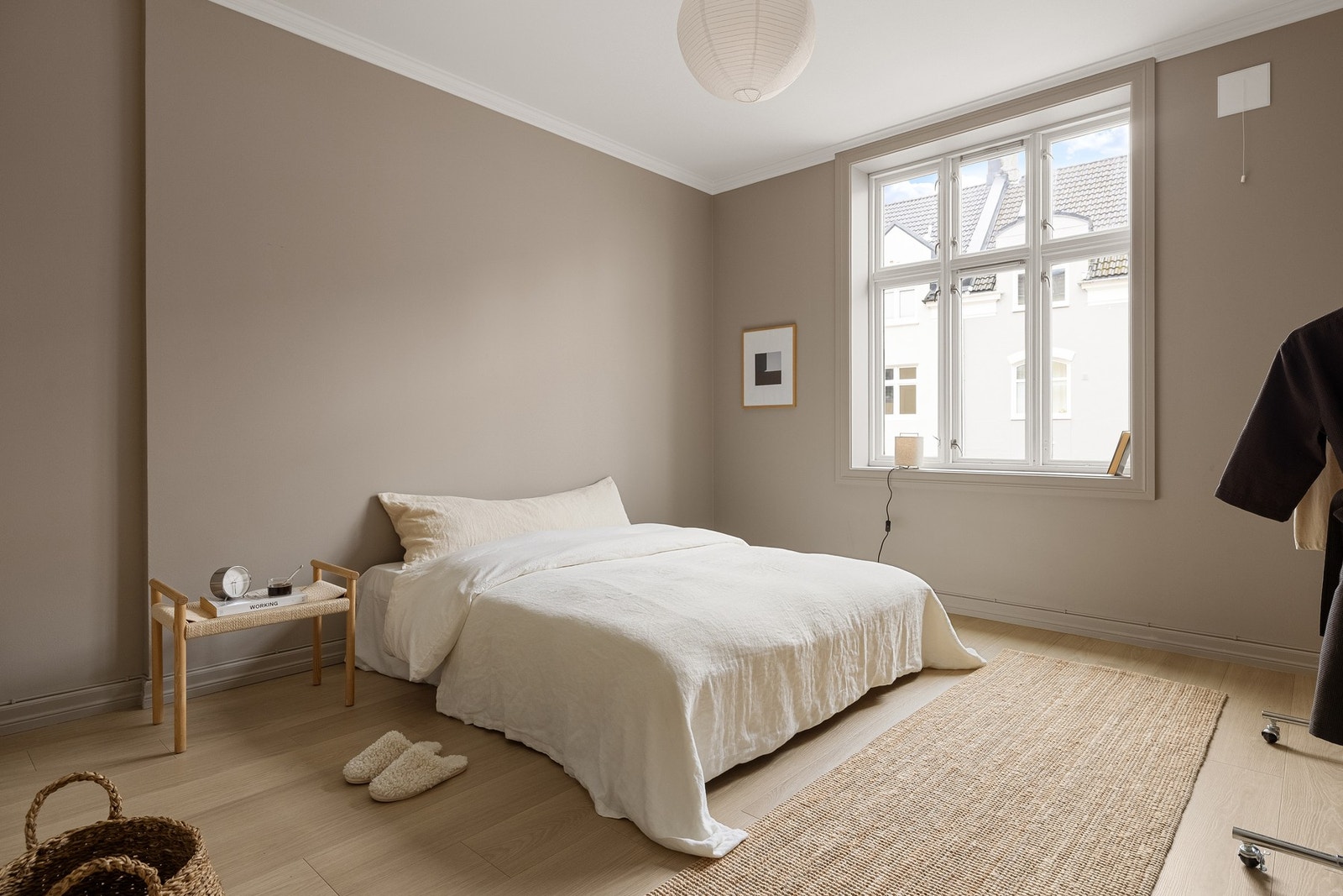 Soverommet måles til romslige 14 kvm. og har god plass til en stor seng med nattbord på hver side. Galleribilde