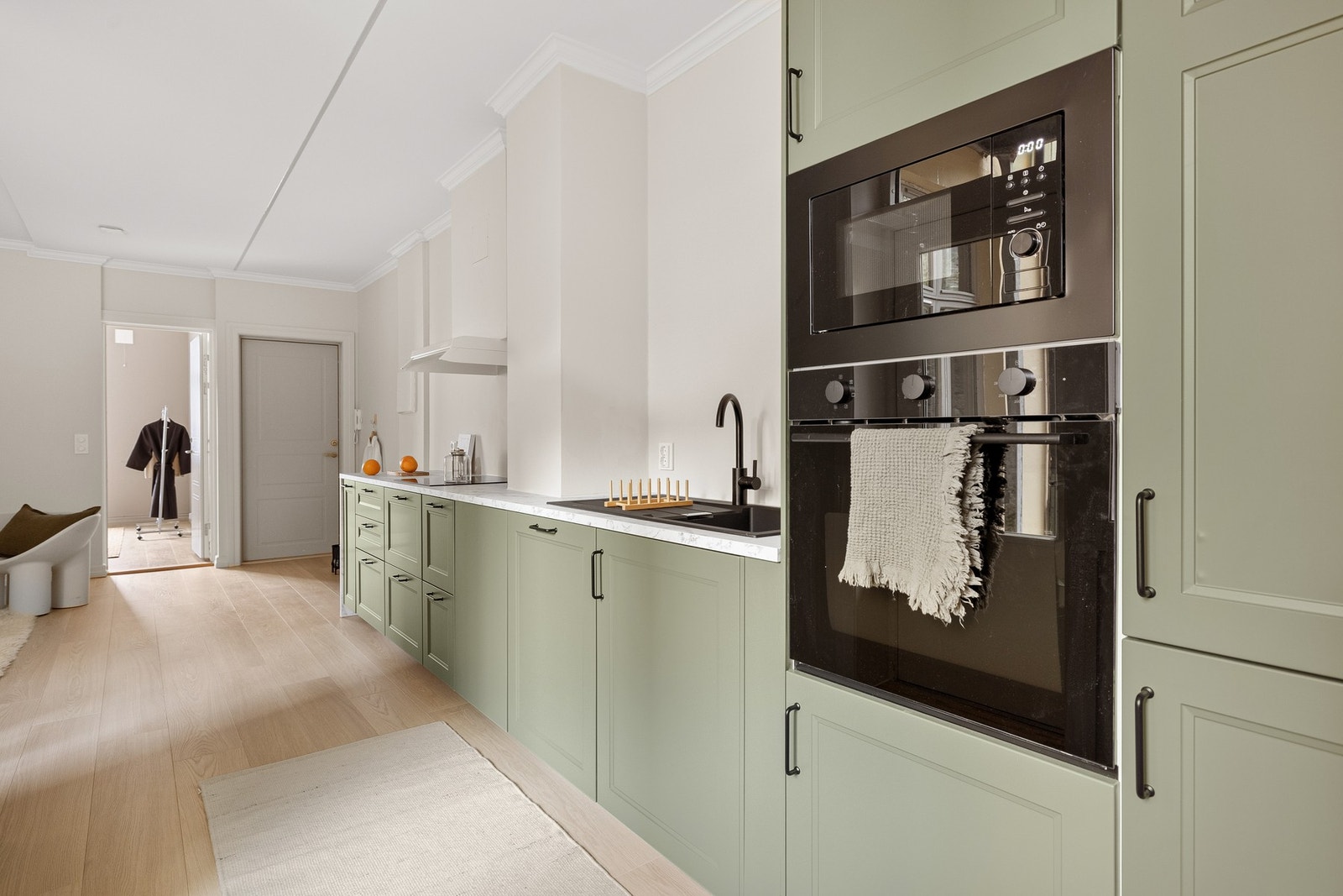 Det er utstyrt med følgende integrerte hvitevarer: Platetopp, stekeovn, micro, oppvaskmaskin og kjøleskap med frysedel. Galleribilde