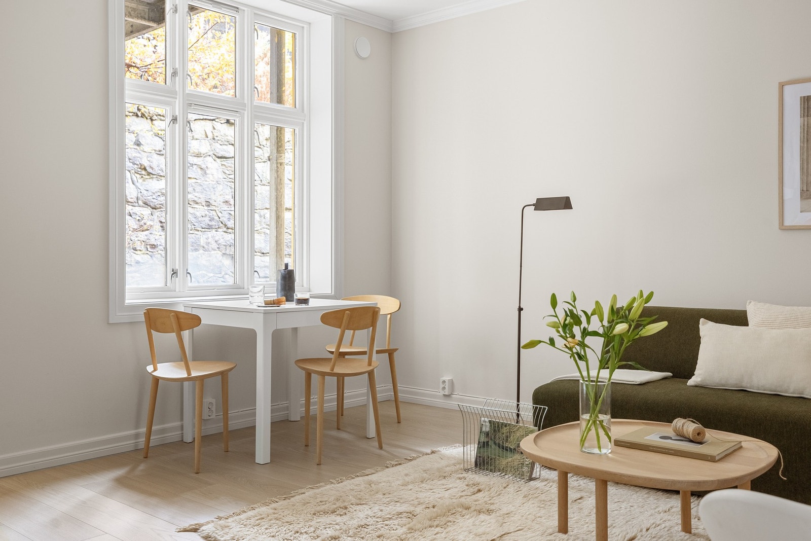 Her er det store vindusflater, stukkatur og rosetter som gir leiligheten et lekkert bygårdspreg. Galleribilde