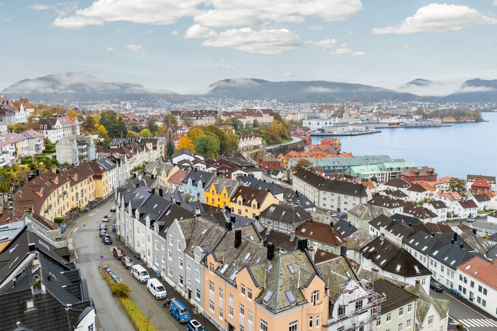 Med så sentral beliggenhet har man kort gangavstand til blant annet dagligvarebutikk, turmuligheter og treningssentre. Galleribilde