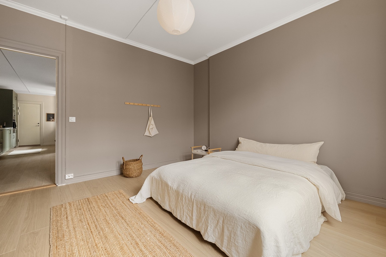 Det er også god plass til oppbevaringsløsninger som garderobe. Galleribilde