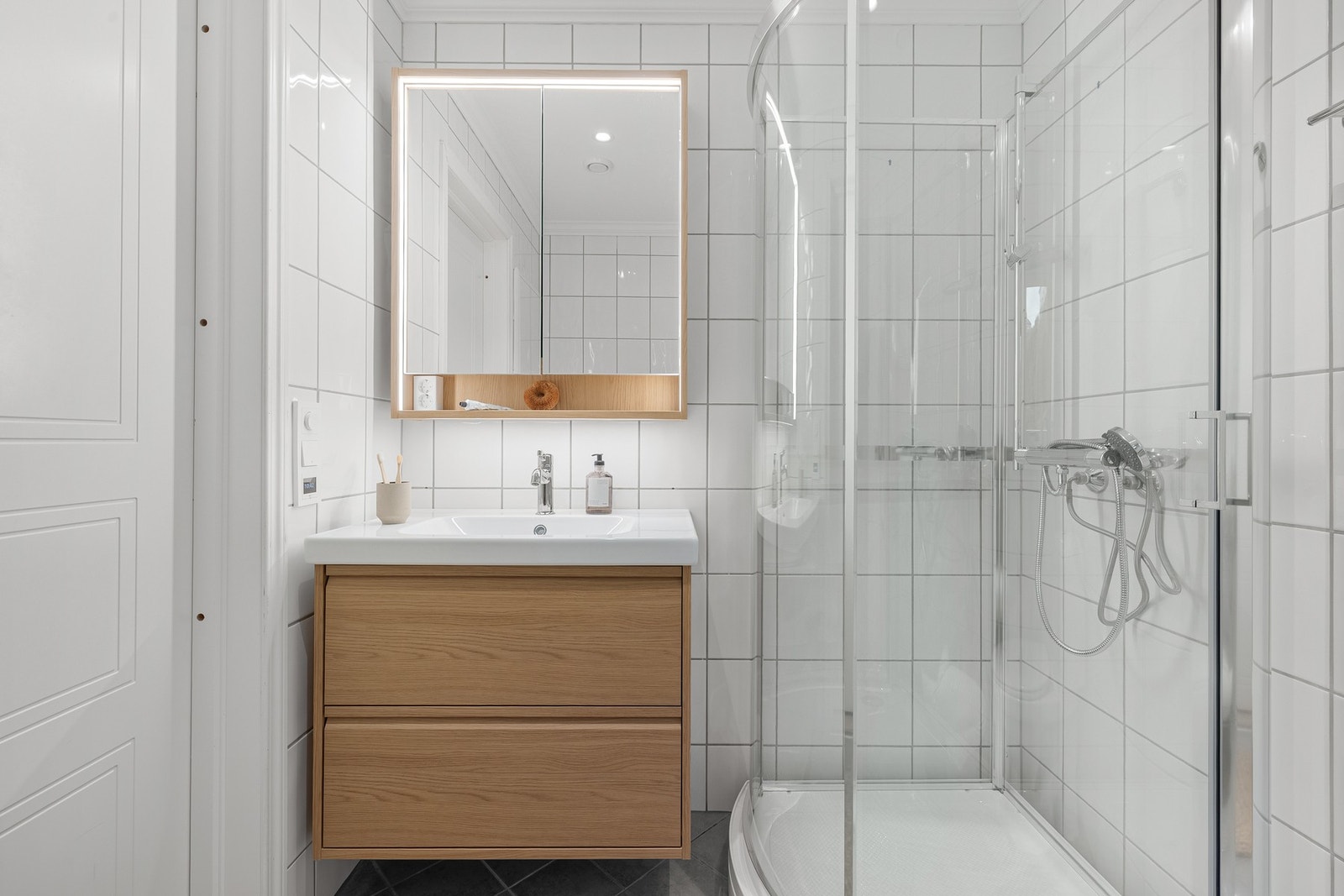 Her er det innredet med toalett, dusjkabinett og et lekkert baderomsmøblement med speilskap og belysning, samt at det er opplegg for vaskemaskin og plass til tørketrommel i tårn. Galleribilde