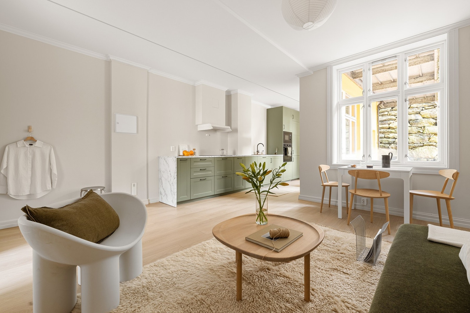 Leiligheten har en åpen stue- og kjøkkenløsning som måles til 28,2 kvm. Galleribilde