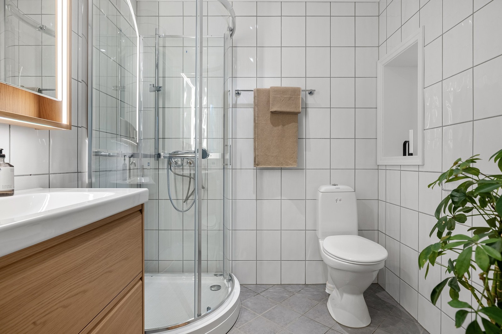 Badet måles til 3,7 kvm. og er helfliset med underliggende varmekabler. Galleribilde