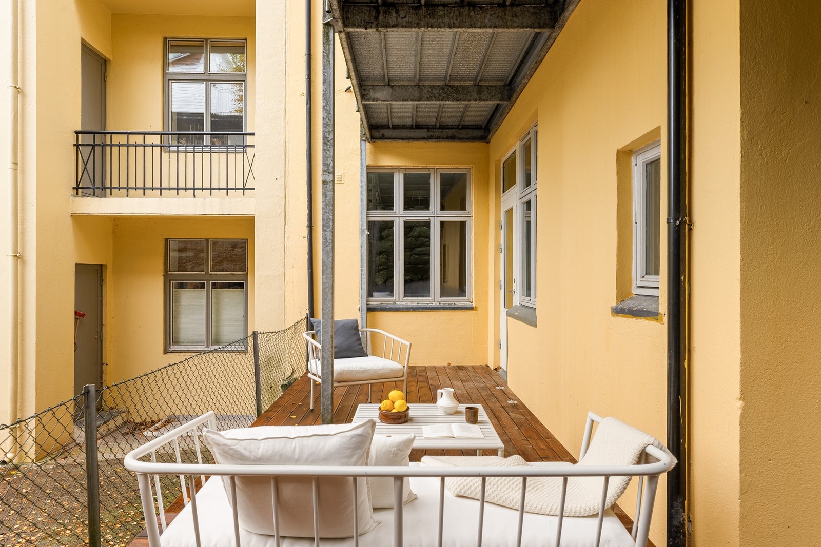 Terrassen vender mot en rolig bakgård hvor man kan nyte fine dager. Galleribilde