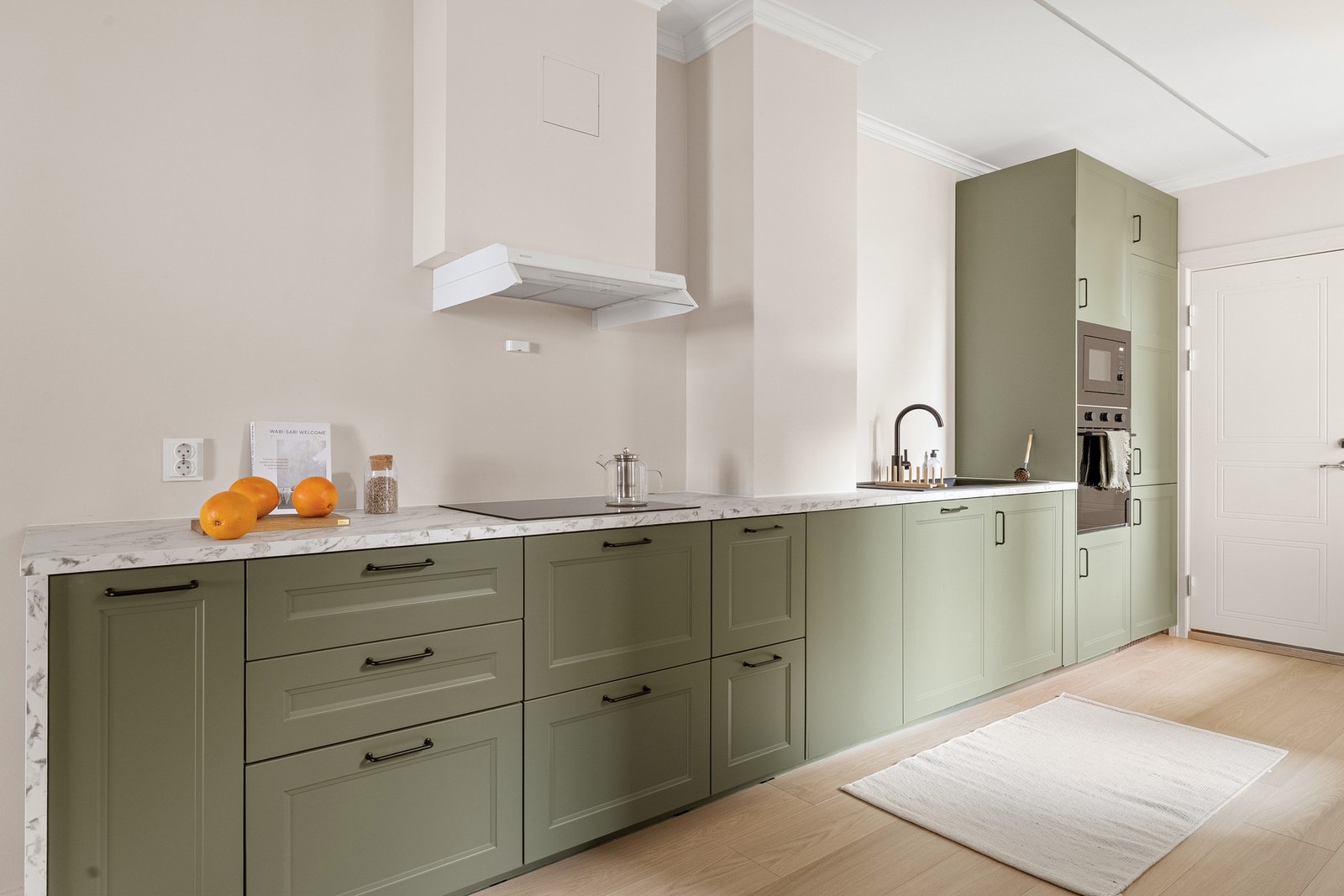 Det lekre kjøkkenet er levert av IKEA og har en innredning som består av profilerte fronter og benkeplate av laminat. Galleribilde