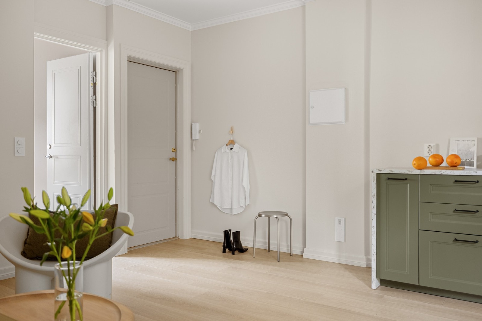 Ved inngangspartiet er det muligheter for oppbevaringsløsninger til yttertøy og sko. Galleribilde