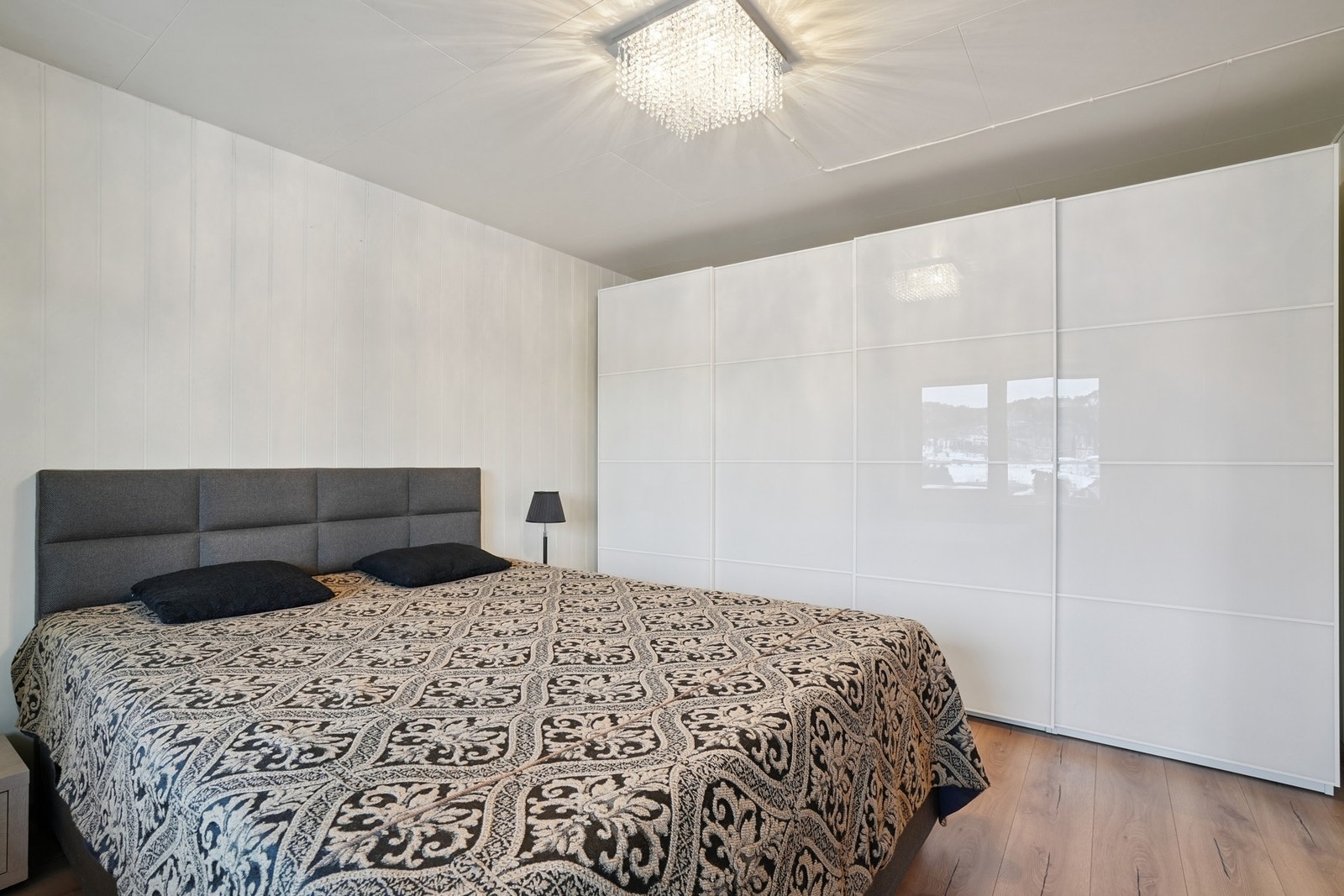 Soverommet har god plass til ønsket sengestørrelse og tilhørende møblement. Galleribilde