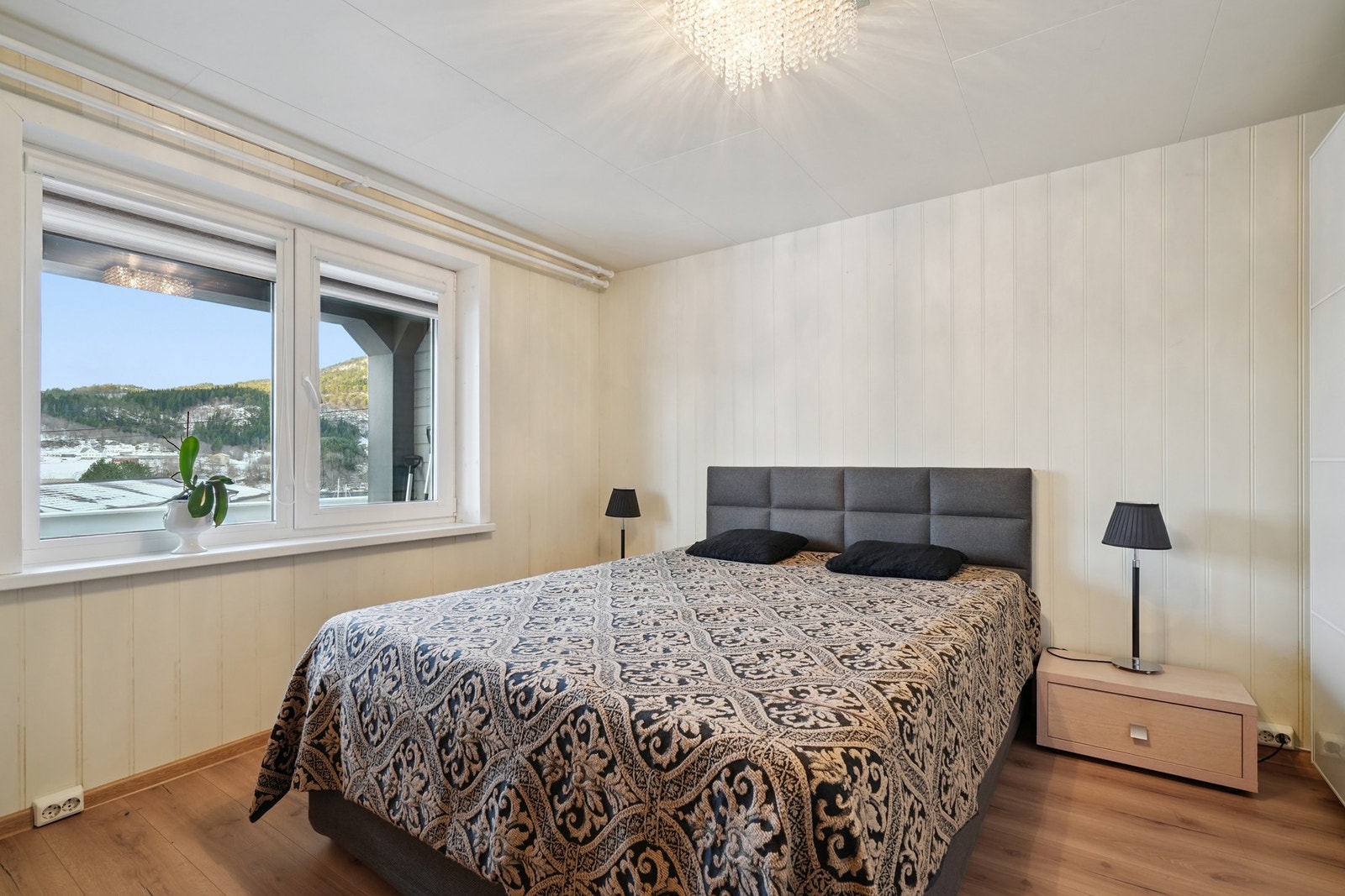 Det er fra før utstyrt med et stort garderobeskap med god lagringsplass. Galleribilde