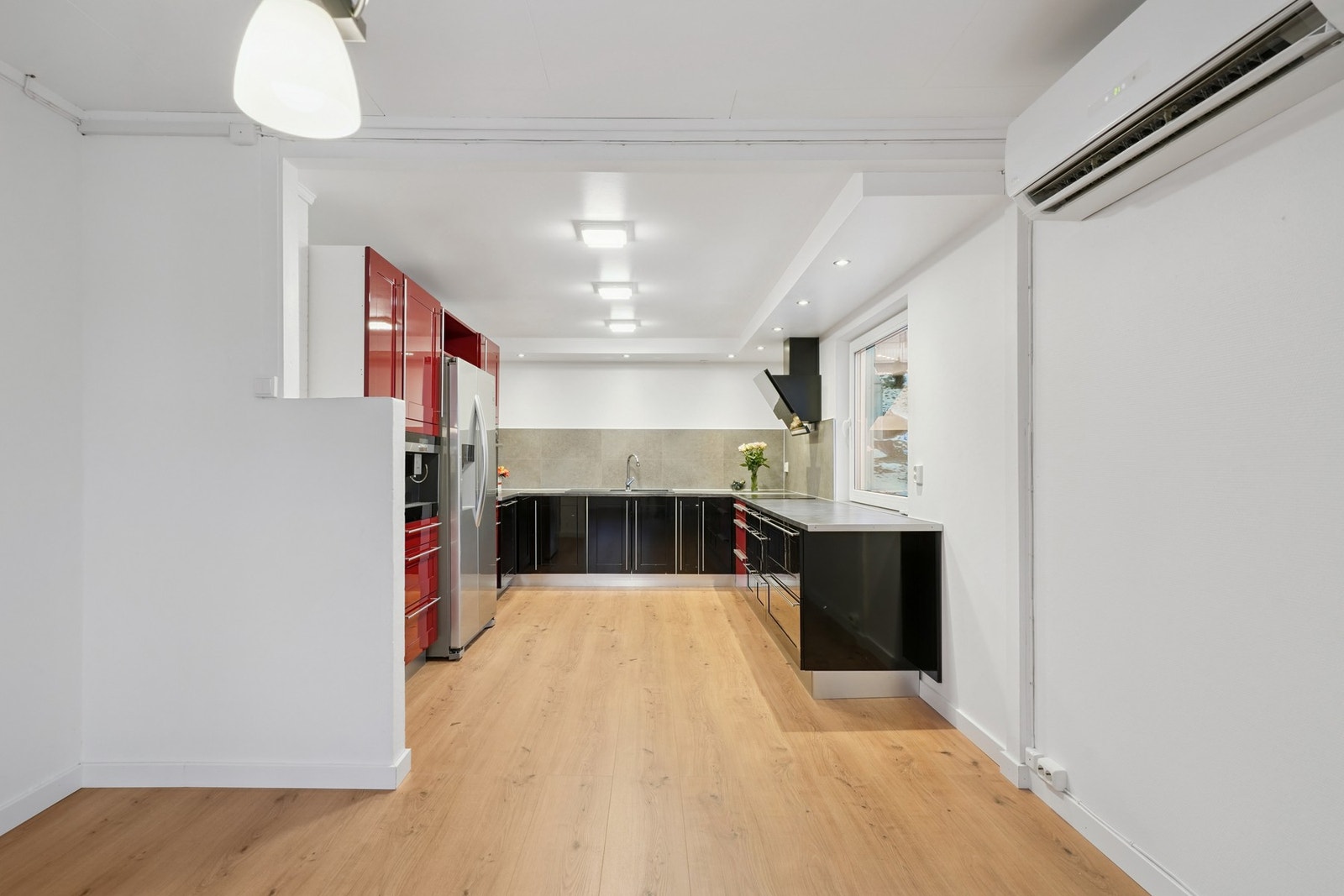 Kjøkkenet er romslig av seg og har en moderne utforming med rikelig av skap- og skuffeplass, samt gode overflater til matlagingen. Galleribilde