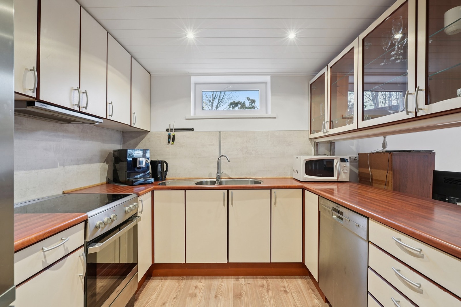 Det er utstyrt med komfyr, oppvaskmaskin og kjøleskap. Over kokesonen er det kjøkkenventilator med avtrekk ut. Galleribilde