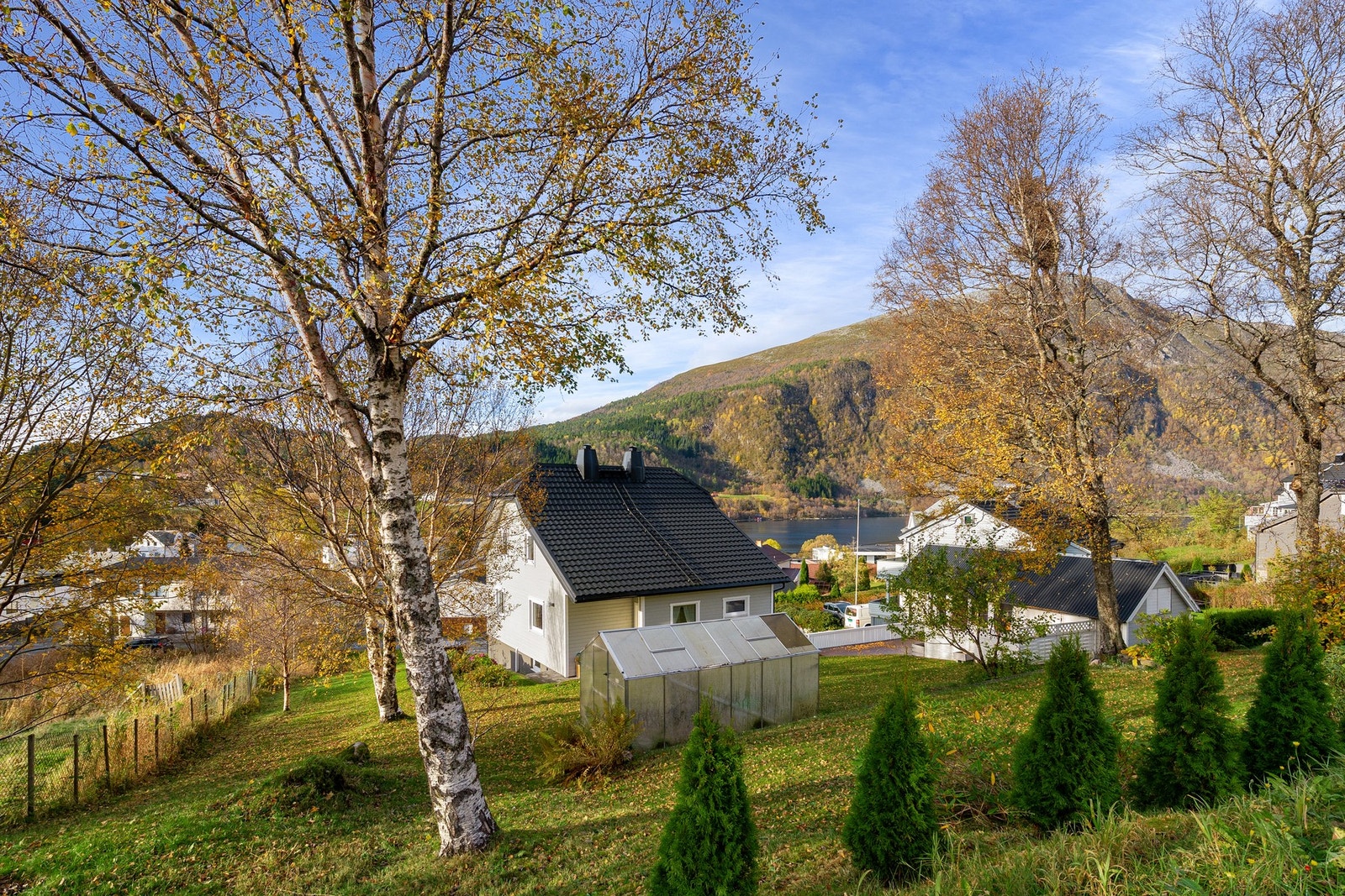 Tomten er målt til ca. 1029 kvm og er pent opparbeidet med store grøntarealer, beplantning og trivelige uteområder. Galleribilde