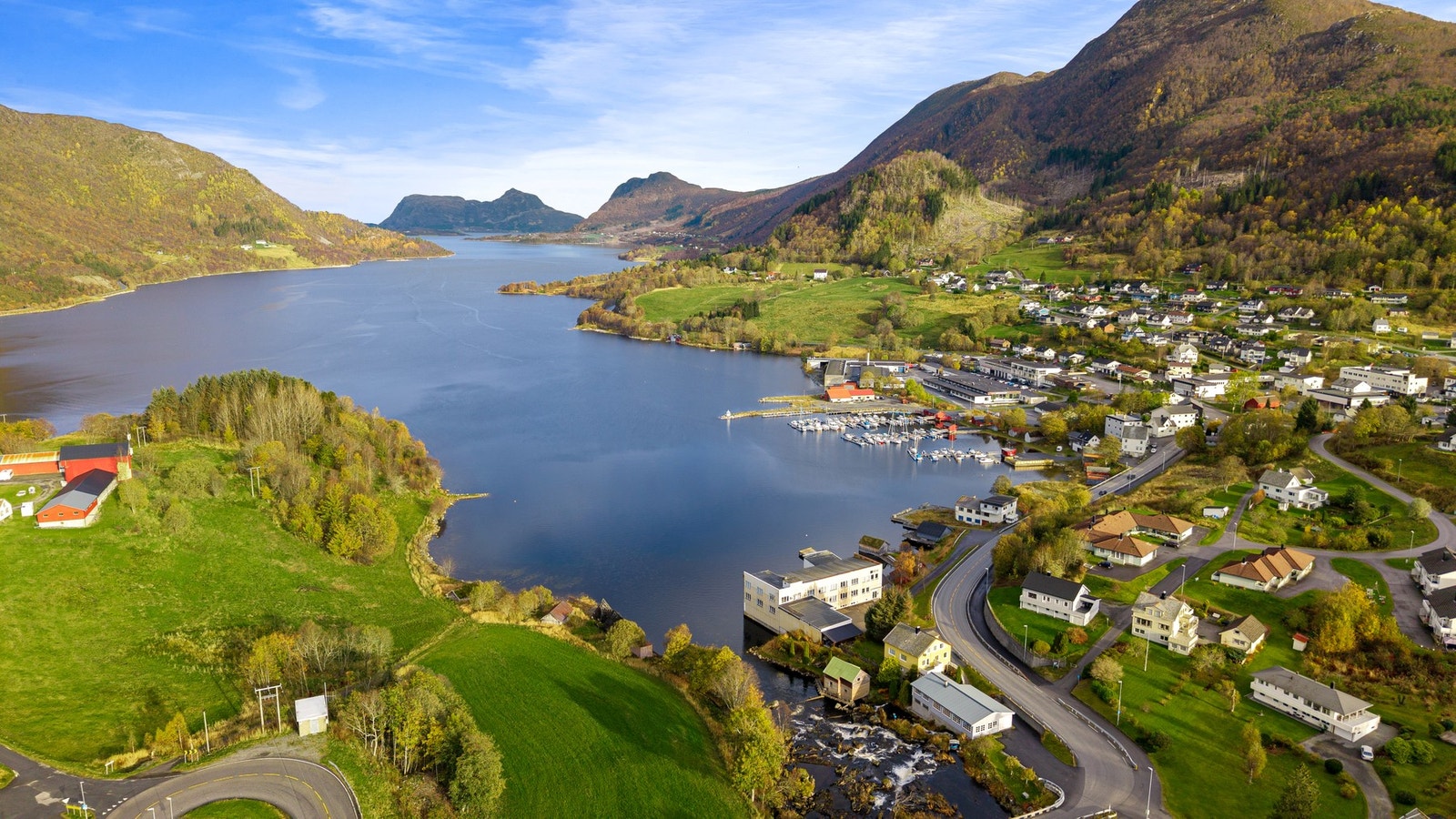 Boligen er beliggende sentralt på Vatne, kring naturskjønne omgivelser med kort vei til flotte turområder langs fjord og fjell. Galleribilde