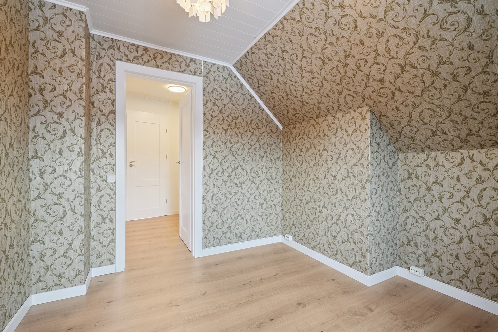 Det er god plass til dobbeltseng og ønsket garderobeløsning. Begge soverommene har laminatgulv og tapet på veggene. Galleribilde