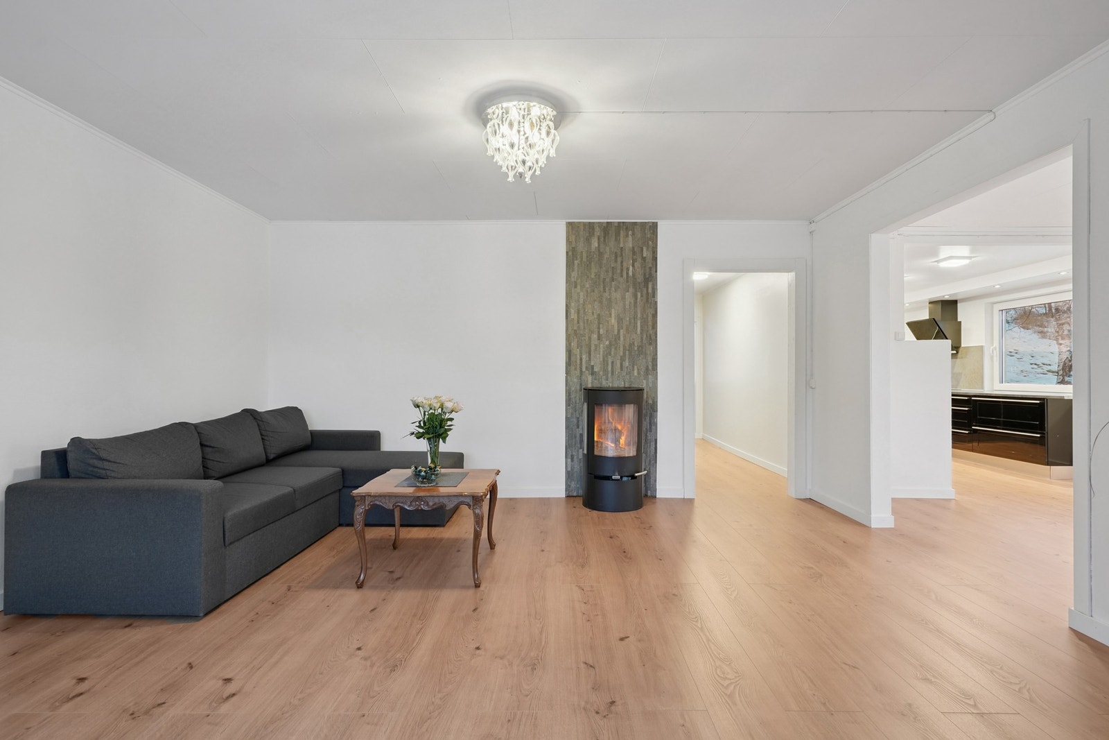 Midt i rommet har man et ildsted som sørger for god varme på kaldere dager, så vel som en hjemmekoselig atmosfære til rommet. Galleribilde