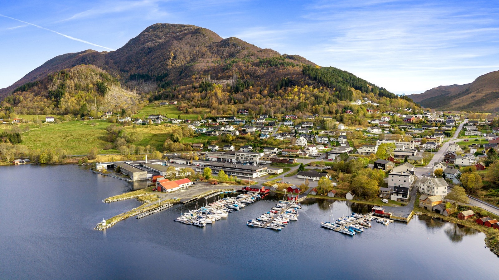 Her vil du bo i et naturskjønt område med kort vei til flotte områder langs fjord og fjell. Galleribilde