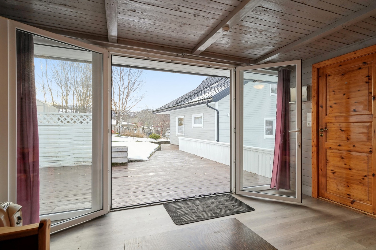 De store dørene gir en fin utvidelse av rommet på sommerstid, og lar de natruskjønne omgivelsene komme til sin rett. Galleribilde