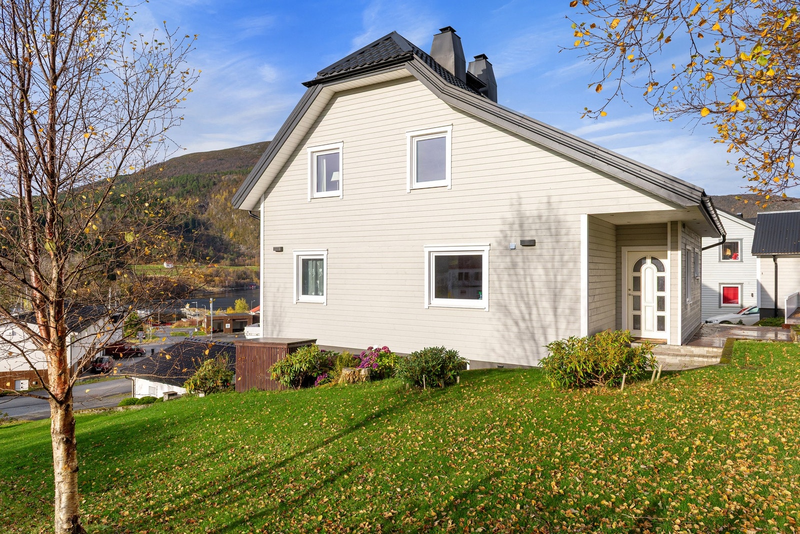 I 2019 ble takkonstruksjonen mot øst og vest ombygget, det ble også skiftet taktekking og utvendig bordkledning. Galleribilde