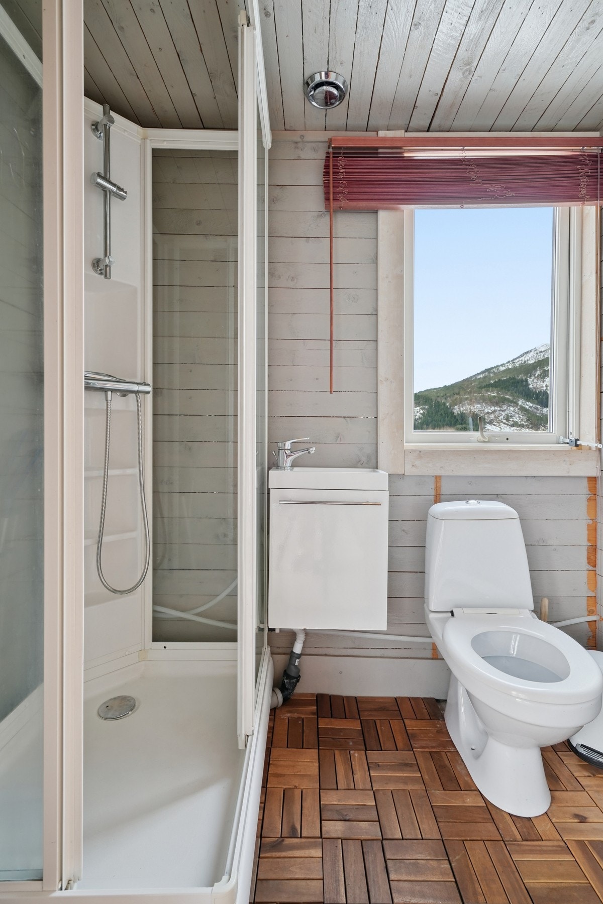 - samt et bad med toalett, dusj og vask. Galleribilde