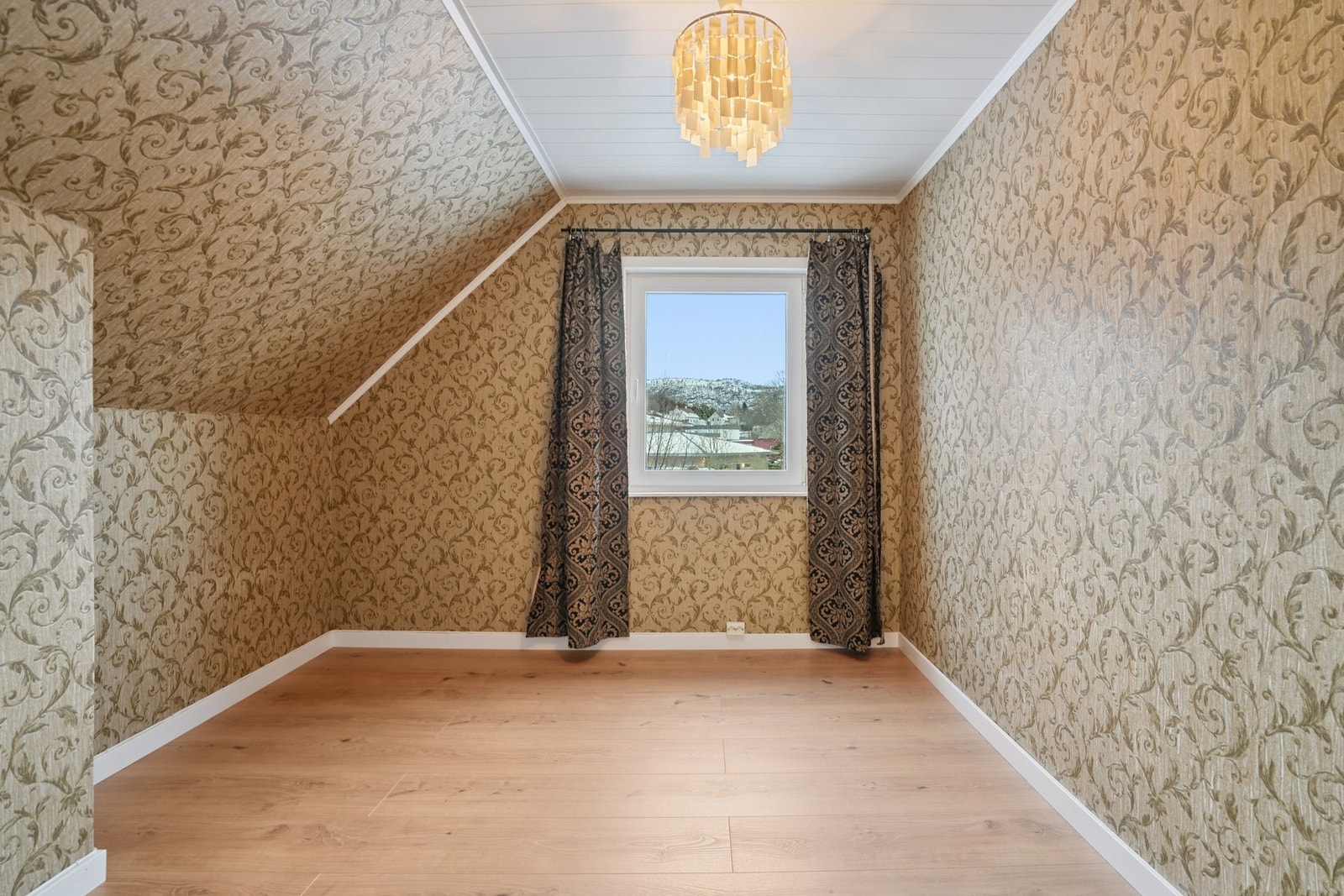 - hvorav begge er av fin størrelse og byr på flotte utsiktsforhold via vindusflatene. Galleribilde