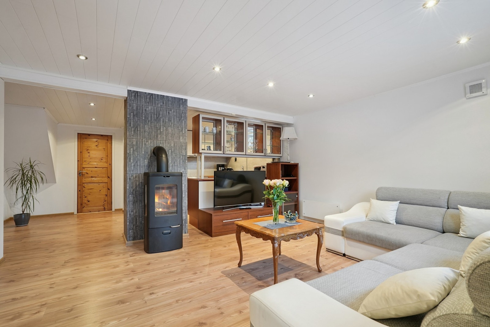 Stuen er i åpen løsning med kjøkkenet og har en praktisk utforming med god plass til både spise- og sofagruppe. Galleribilde