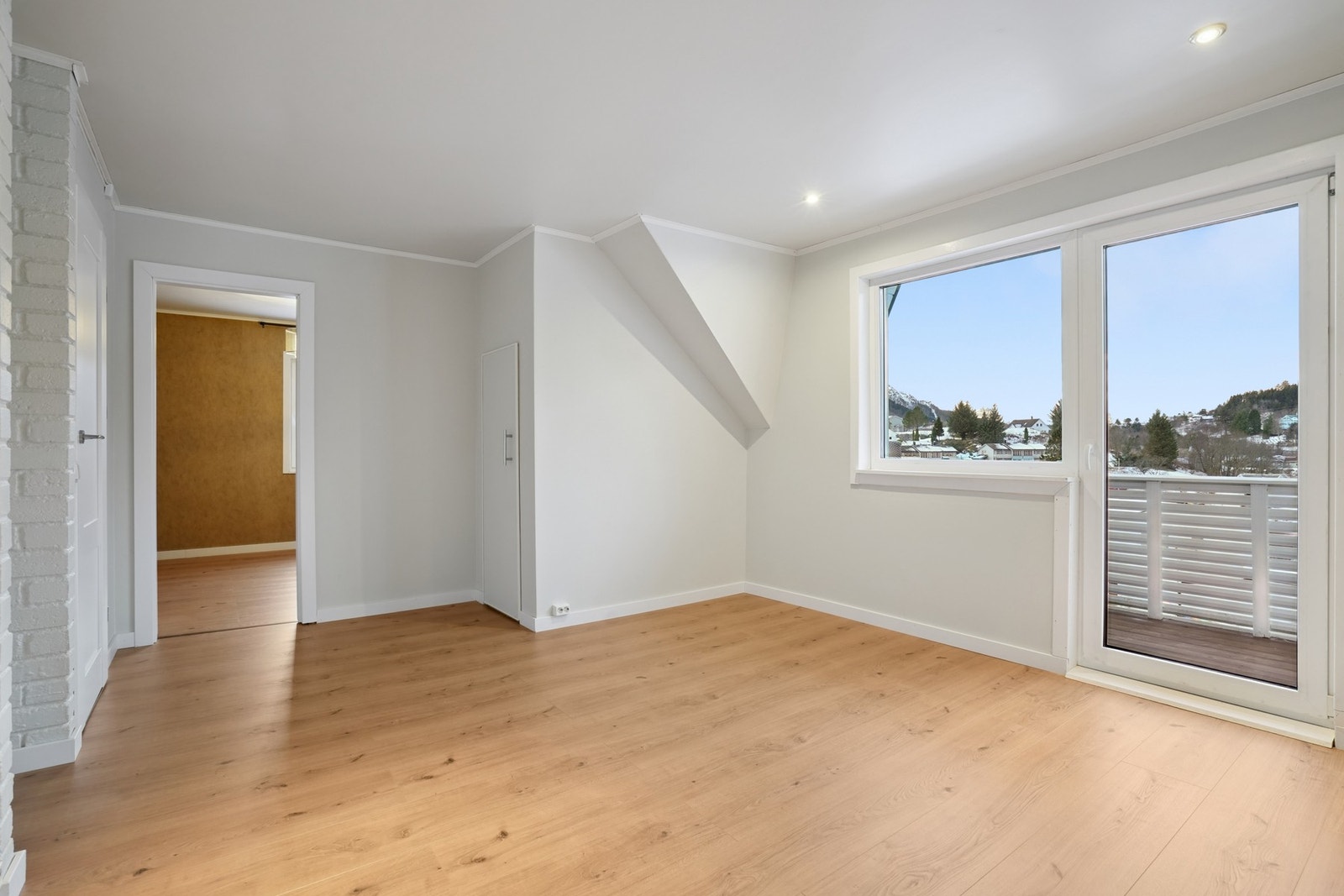 På gulvet er det laminat, veggene er slette i hvit utførelse. Det er spotter i himling. Galleribilde