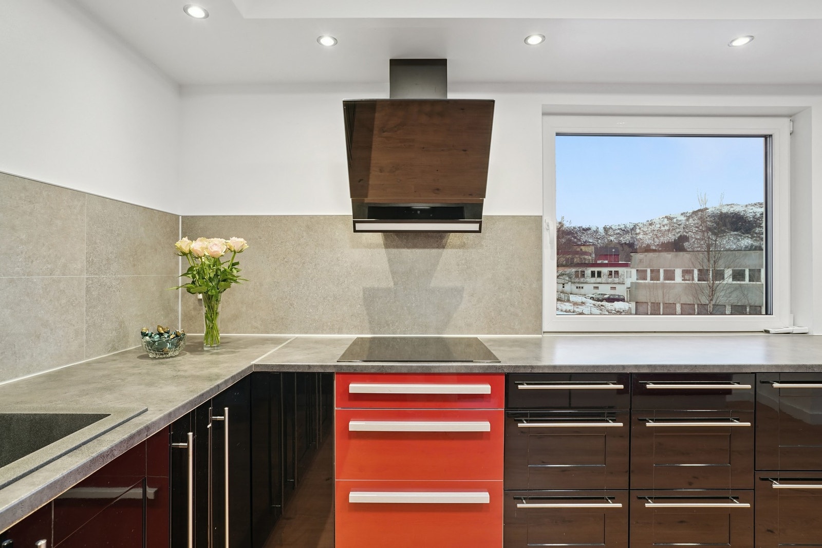 Det er velutstyrt med integrerte hvitevarer som platetopp, stekeovn, oppvaskmaskin og kaffimaskin, samt frittstående kjøleskap. Galleribilde