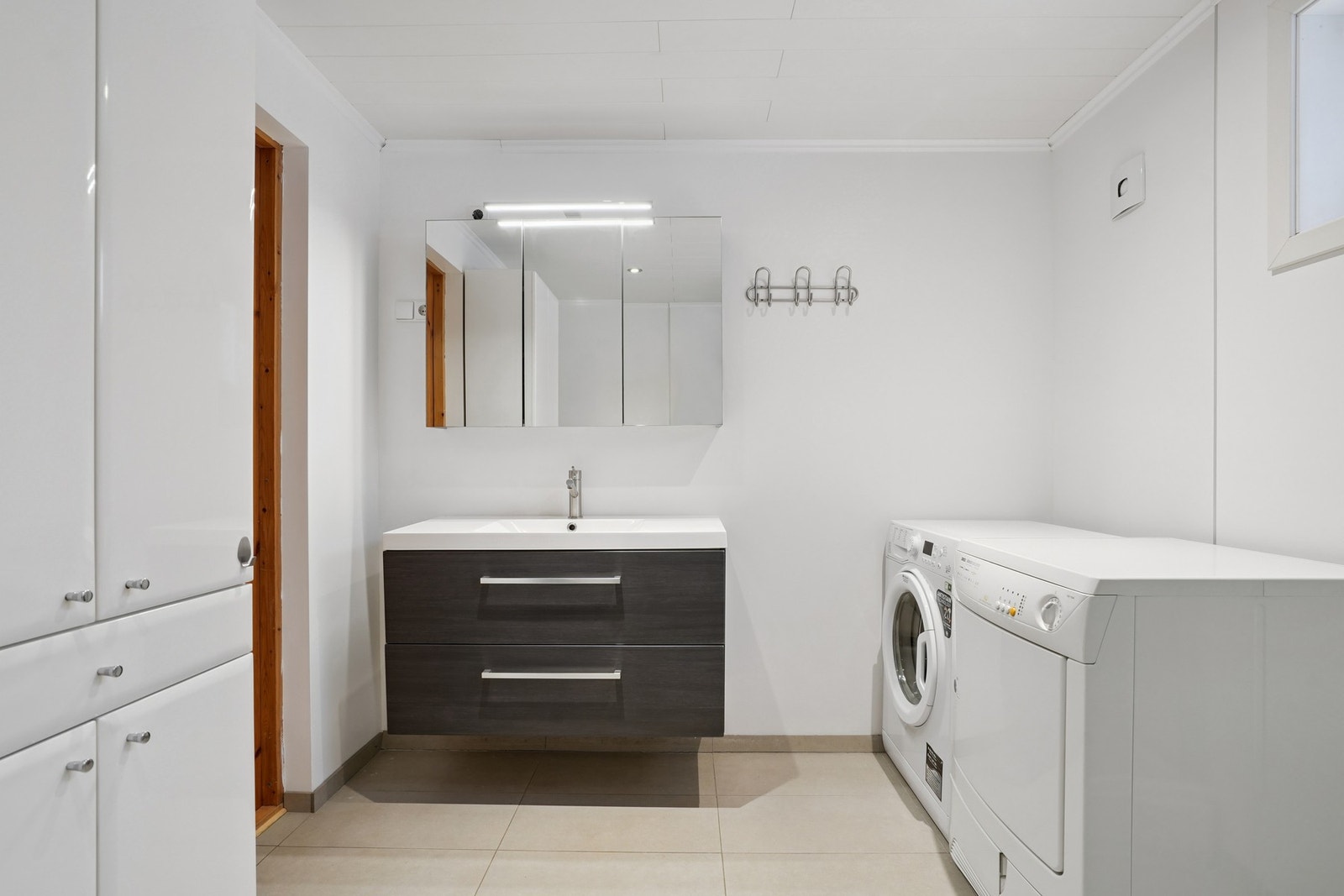 Badet er flislagt og har elektriske varmekabler, på veggene er det en kombinasjon av fliser og baderomsplater. Galleribilde