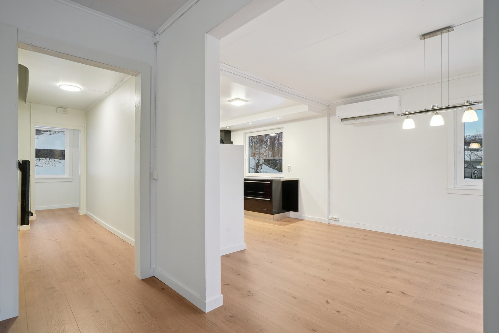 Gulvet er i likhet med resten av boligen belagt med laminat, veggene er i ført tidsriktige fargetoner. Galleribilde