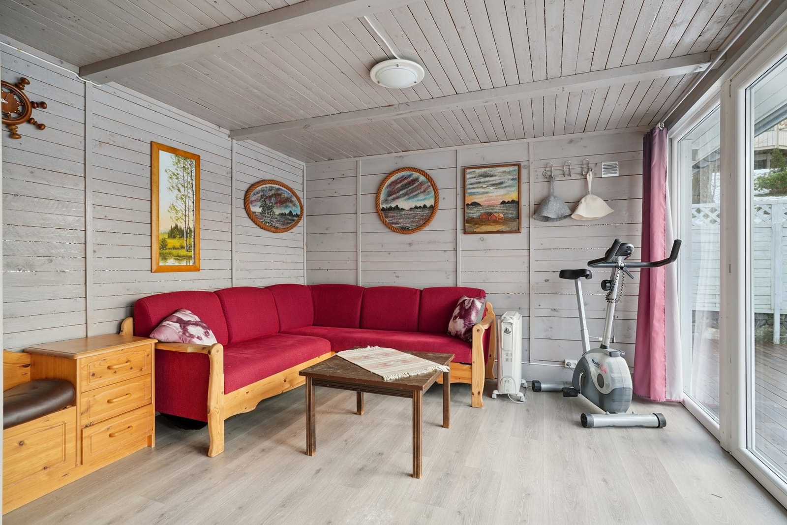 Hagestuen ble overflateoppusset i 2017 og har god plass til ønsket møblering. Galleribilde