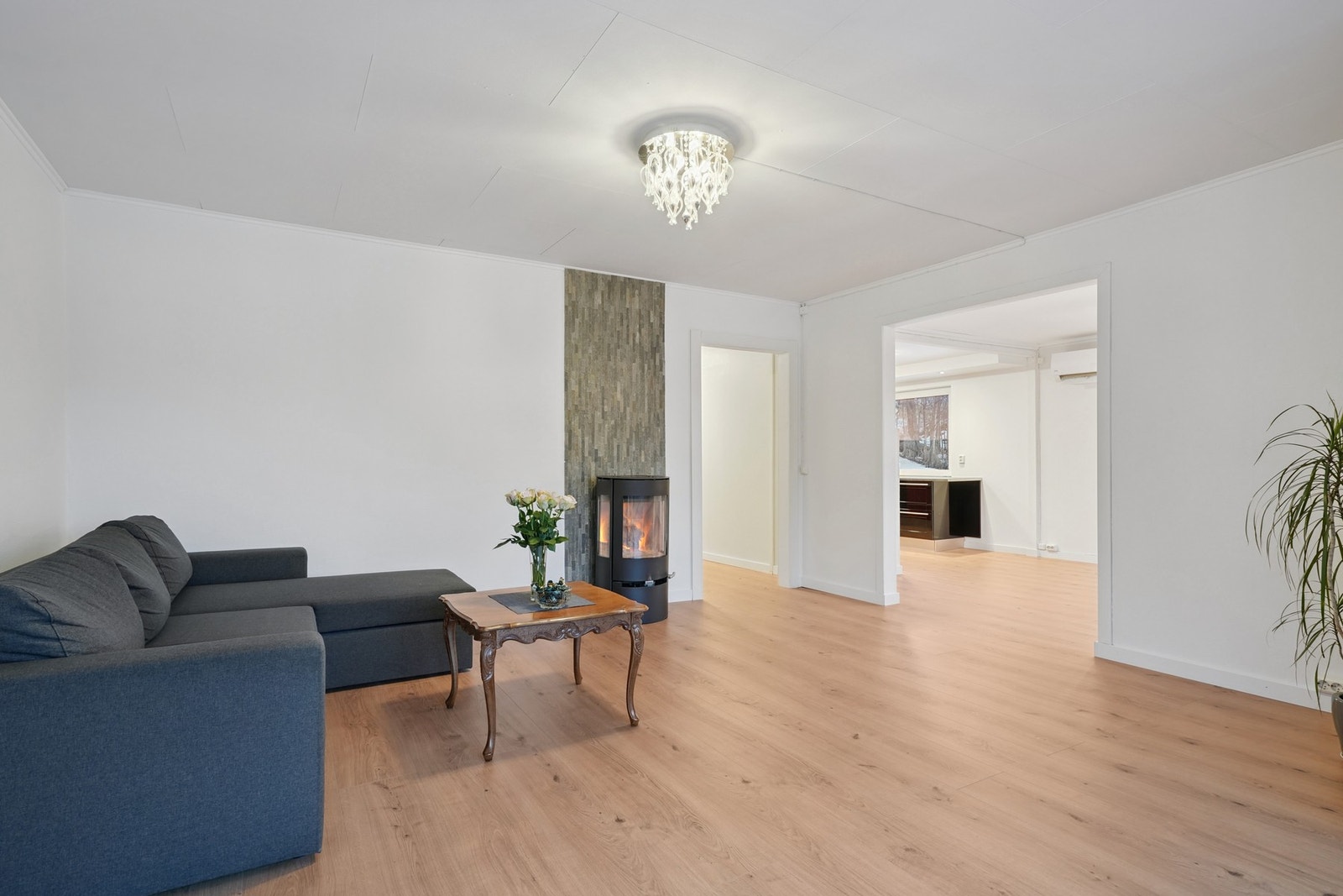 Stuen en praktisk planløsning med god plass til ønsket møblement. Videre innover i stuen har man tilkomst til spisestuen som kombineres med kjøkkenet. Galleribilde