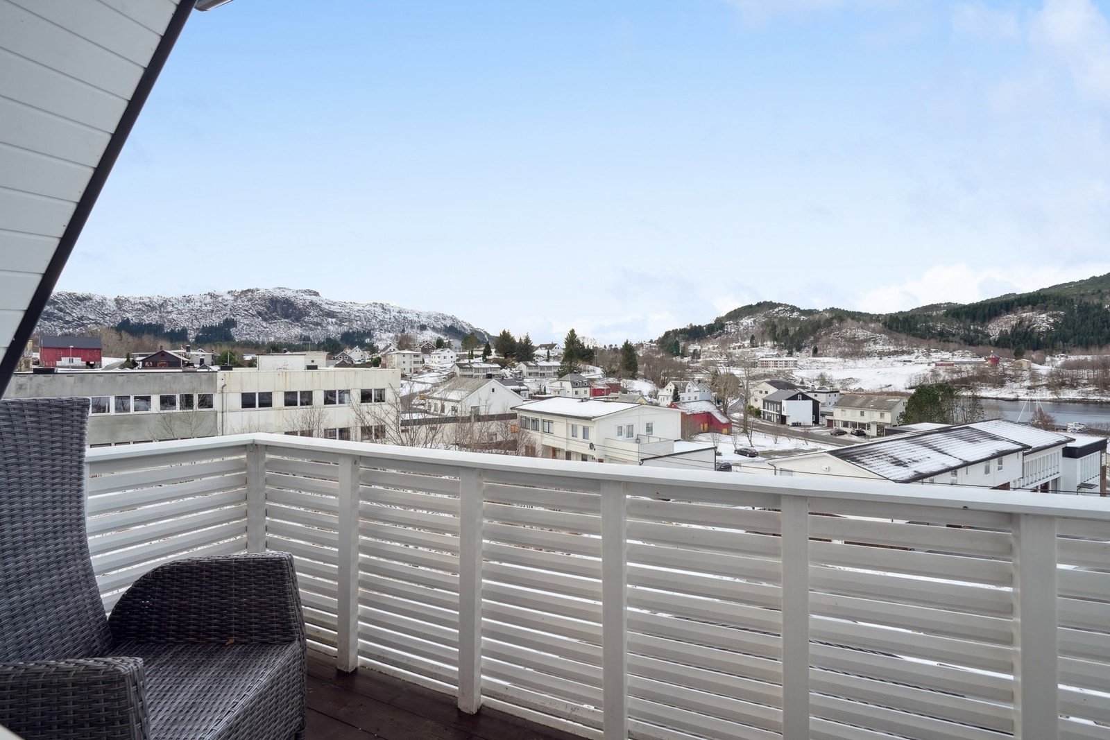 Fra stuen er det utgang til en vestvendt balkong på ca. 4 kvm. Fra balkongen har man en nydelig utsikt utover ditt nye nabolag, og videre ut mot Vatnefjorden og de omkringliggende fjellene. Galleribilde