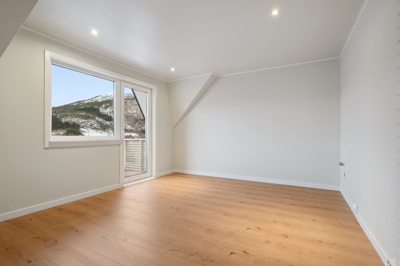 Stuen i 3.etasje er av god størrelse, og har flere bruksmuligheter med god plass til ønsket møblement - det er også lagt opp vanntilførsel, avløp og strøm til kjøkken. Galleribilde