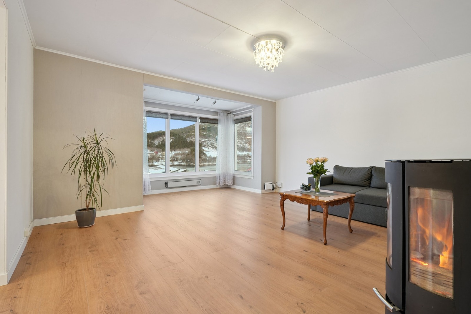 Stuen er i delvis åpen løsning med kjøkkenet, og skaper et sosialt allrom med god plass til familie og venner. Galleribilde