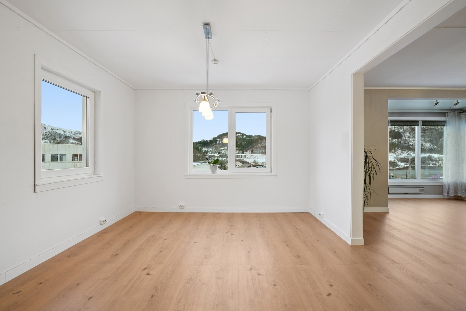 Spisestuen er naturlig adskilt fra kjøkkendelen og har god plass til en større spisegruppe. Galleribilde