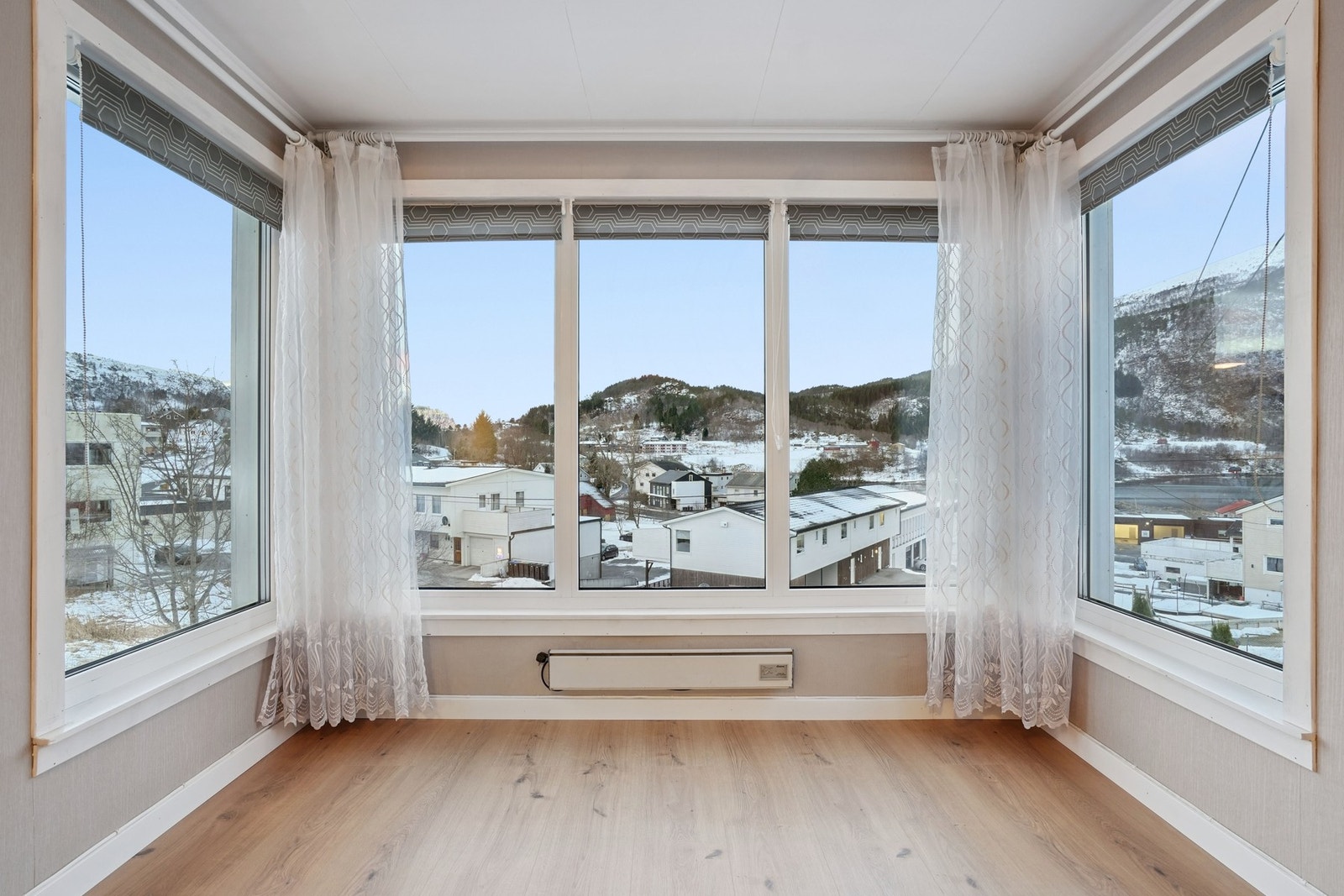 Her er det store vindusflater som bidrar til et godt lysinnslipp og bevarer den storslåtte utsikten utover Vatnefjorden og de omkringliggende fjellene. Galleribilde