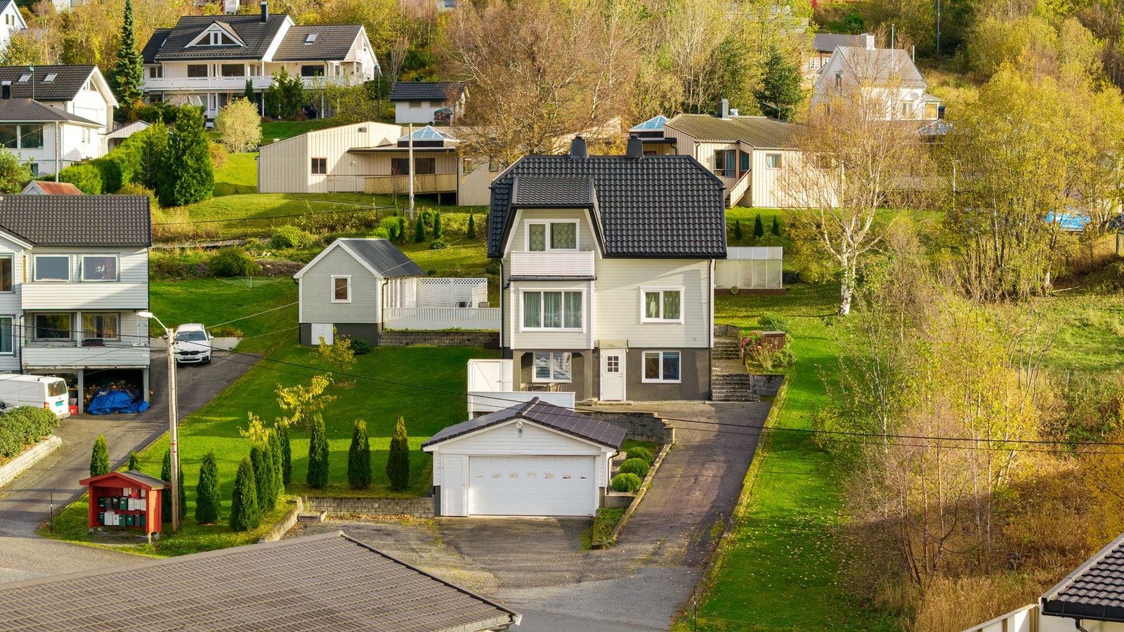 Dette er en innholdsrik enebolig over tre plan på en stor og herlig tomt like ved Vatne sentrum. Galleribilde