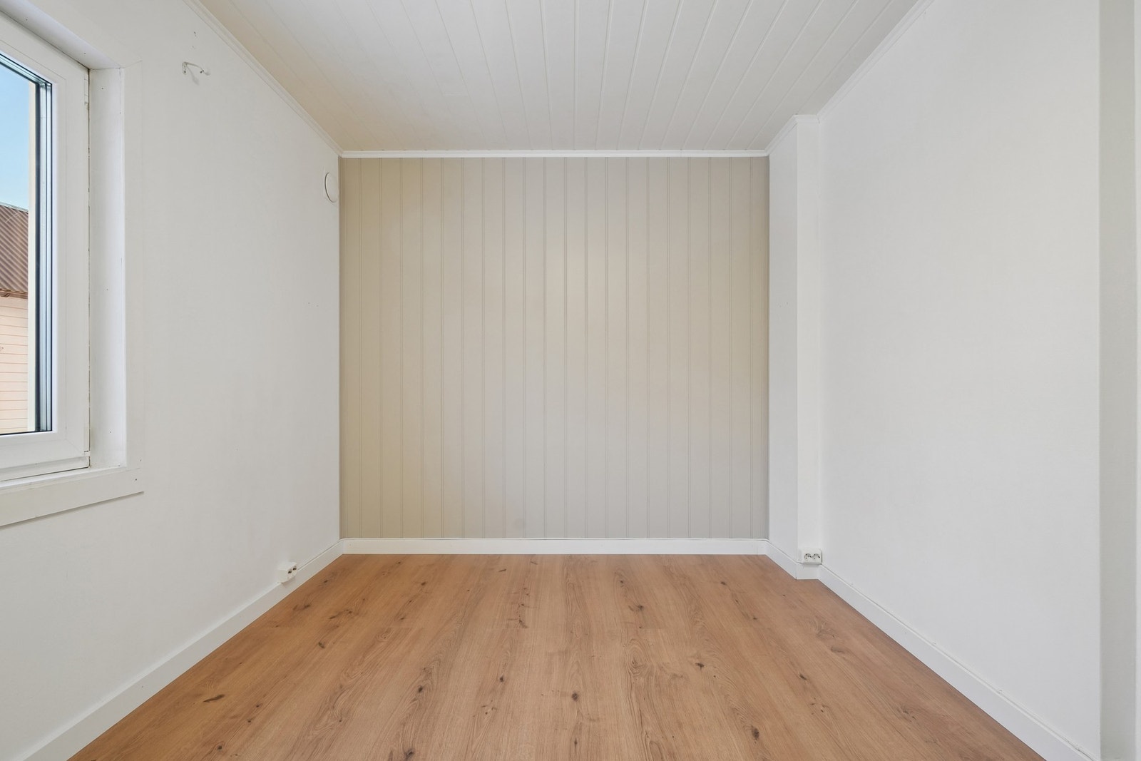 Det er et soverom i etasjen, dette er romslig og har god plass til ønsket sengestørrelse med tilhørende møblement. Galleribilde