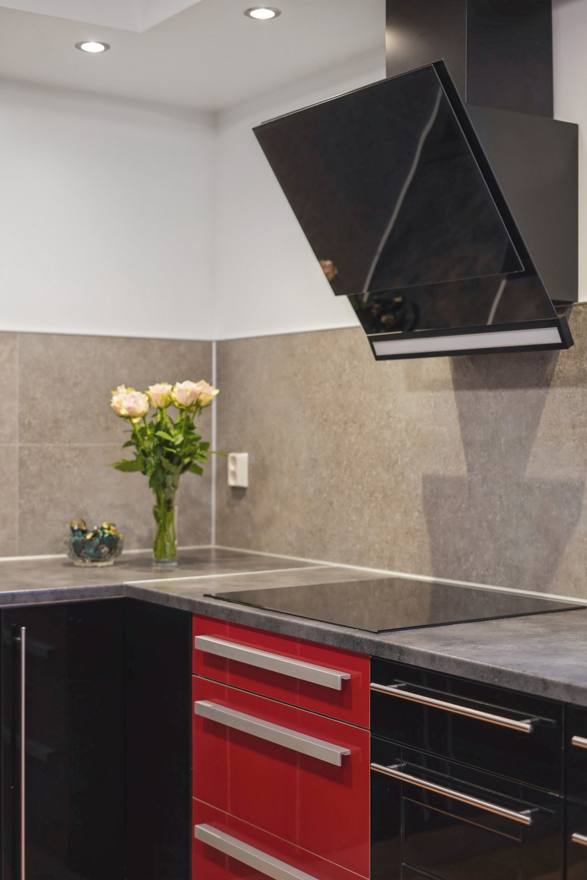 Over kokesonen er det kjøkkenventilator med avtrekk ut. Galleribilde